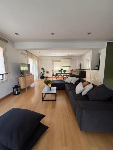 a living room with a couch and a table at Luminous Home in Vari