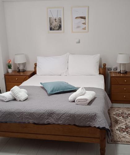 a bedroom with a bed with two towels on it at Sofia's Guest House in Levkákia