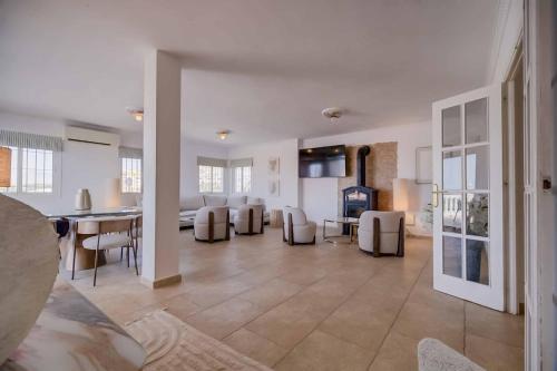 143 - Spacious Villa with Private Pool & Stunning Views