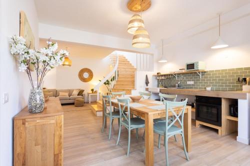 a kitchen and living room with a wooden table and chairs at El Valle apartment centro Orotava in La Orotava