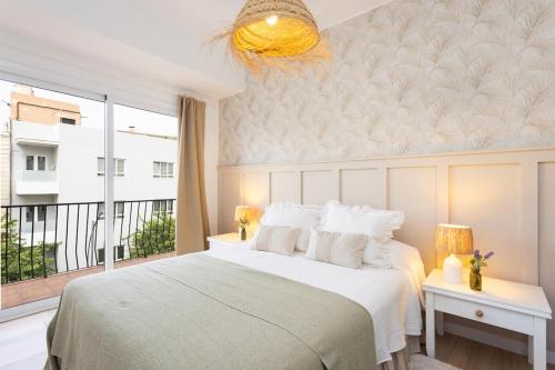 a bedroom with a large bed and a balcony at El Valle apartment centro Orotava in La Orotava