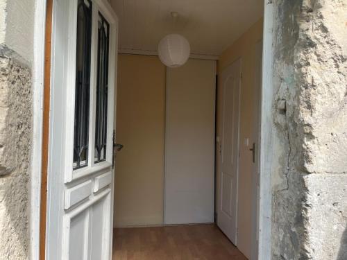 an empty hallway with a door and a window at Appartement indépendant dans maison en pierre in Coeuvres-et-Valsery