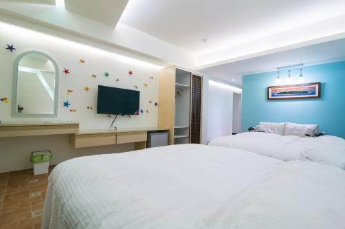 เตียงในห้องที่ Shell Sand Homestay