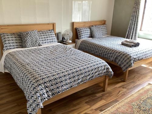 เตียงในห้องที่ Gala House Strandhill