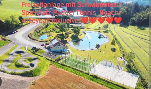Luftaufnahme eines Parks mit einem Teich in der Unterkunft Tiny Apartments by Timo's Camp in Nöchling