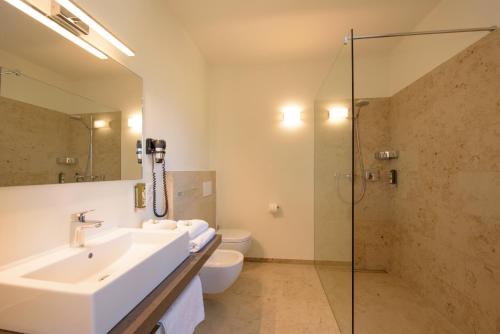 Ένα μπάνιο στο Brühl Suites&Residence