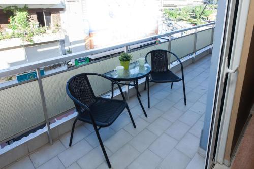 Elegant 2 Bd Apt with Balcony in Korydallos Square