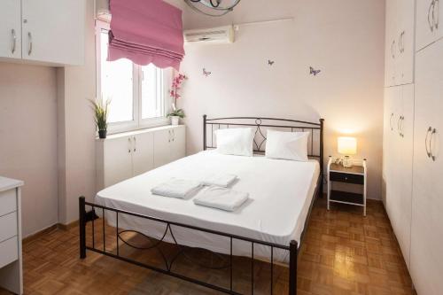 Elegant 2 Bd Apt with Balcony in Korydallos Square