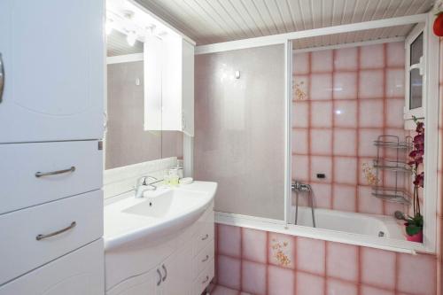 Elegant 2 Bd Apt with Balcony in Korydallos Square