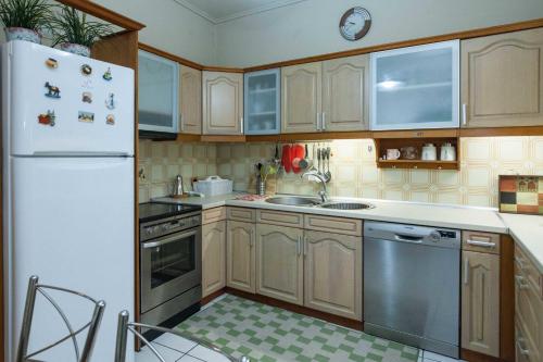 Elegant 2 Bd Apt with Balcony in Korydallos Square