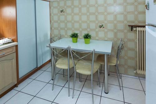 Elegant 2 Bd Apt with Balcony in Korydallos Square