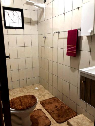 a bathroom with a toilet and a sink at Casa do Lago in Londrina