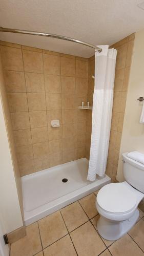 a bathroom with a tub and a toilet and a shower at Plantation Resort on Crystal River in Crystal River