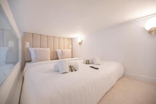 Cosy Flat by Quai d'Orsay, near Eiffel Tower