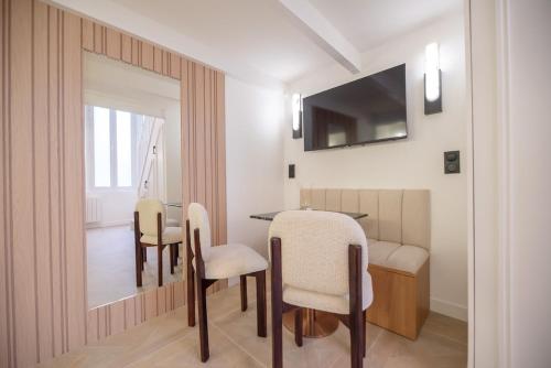 Cosy Flat by Quai d'Orsay, near Eiffel Tower