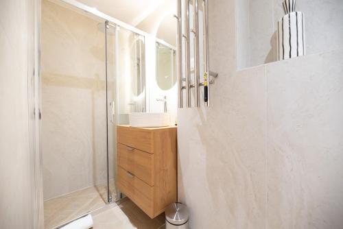 Cosy Flat by Quai d'Orsay, near Eiffel Tower