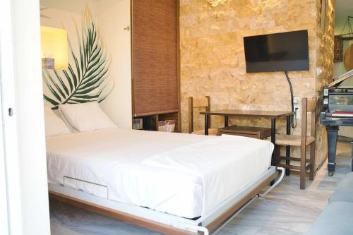 Grand Piano studio apartment in Athens