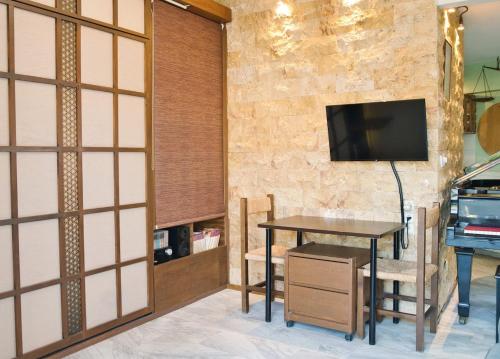 Grand Piano studio apartment in Athens