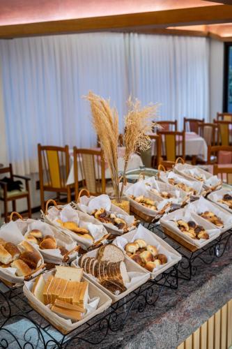 a table with many different types of bread and pastries at Serra Negra Paladium Hotel in Serra Negra