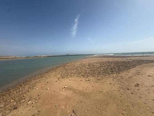 a sandy beach with the ocean in the background at Piso en Barbate 2 dormitorios y piscina comunitaria in Barbate