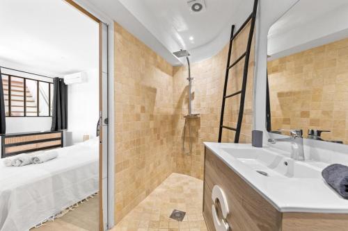 a bathroom with a sink and a shower at "maison calypso" in Hyères