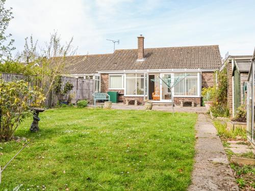ein Haus mit einem Vorgarten in der Unterkunft Jenny's in Stalham