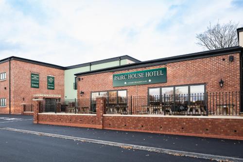 a brick building with a brick house hotel at Pairc House Hotel in Birmingham