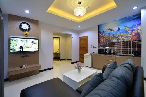 Televisyen dan/atau pusat hiburan di The Lucky Beach Ao Nang