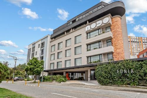 a building with a roo sign on the side of it at Nodo Hotel in Manizales