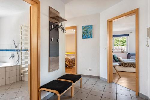 a living room with a kitchen and a living room at Feriendomizil Brunnenberg in Sipplingen