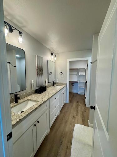 a bathroom with two sinks and a large mirror at Tombstone Casa in Abilene