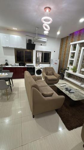 ein Wohnzimmer mit Sofa und Tisch in der Unterkunft Sackoappartements in Bamako
