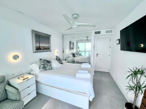 Stunning ocean views Totally refurbished Great terrace Direct access to the beach Air conditioner Wifi