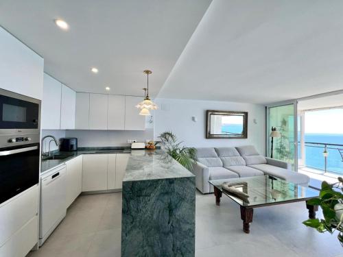 Stunning ocean views Totally refurbished Great terrace Direct access to the beach Air conditioner Wifi