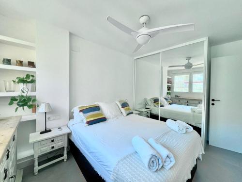 Stunning ocean views Totally refurbished Great terrace Direct access to the beach Air conditioner Wifi