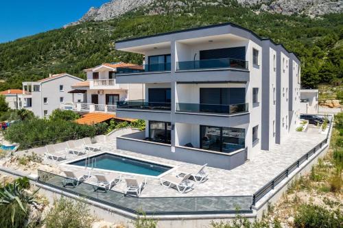 Luxury AP with swimmingpool