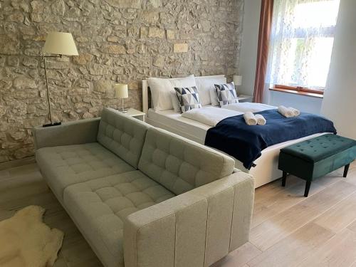 a living room with a couch and a bed at Vanellus in Balatongyörök