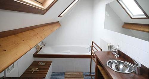 a bathroom with a sink and a bath tub at Chambre d'hôtes Ouest Laurent Vidal in Plouharnel