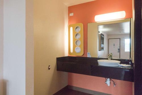 Kylpyhuone majoituspaikassa Motel 6-Brownsville, TX North