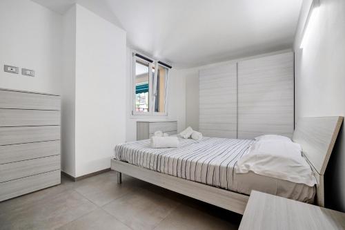 a bedroom with a bed and a window at Sea House Superior in Pietra Ligure