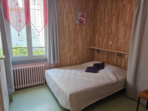 a small bedroom with a bed and a window at Villa des Familles La Bourboule in La Bourboule