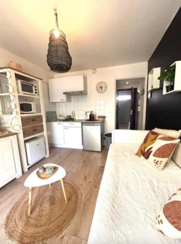 Charming studio for two with balcony in Antibes