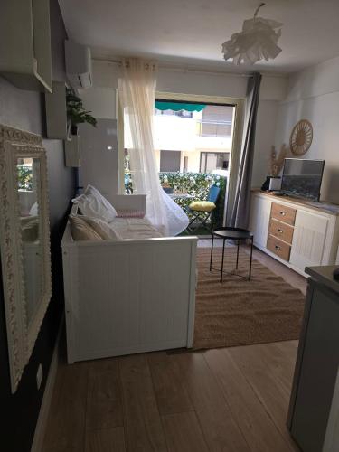 Charming studio for two with balcony in Antibes