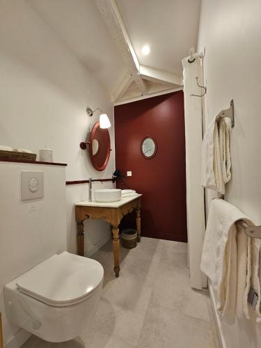 a bathroom with a toilet and a sink at Chambres d'hôtes "Le Petit Cardinal" - proche PuyduFou in Mauléon