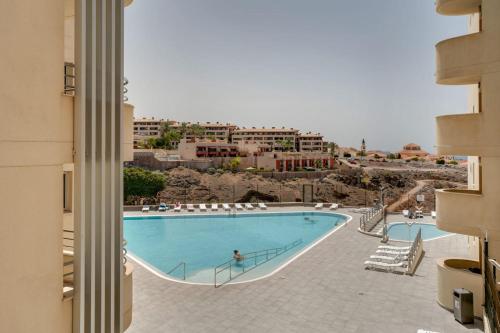 Charming 2-Bedroom Apartment with Ocean Views in Adeje