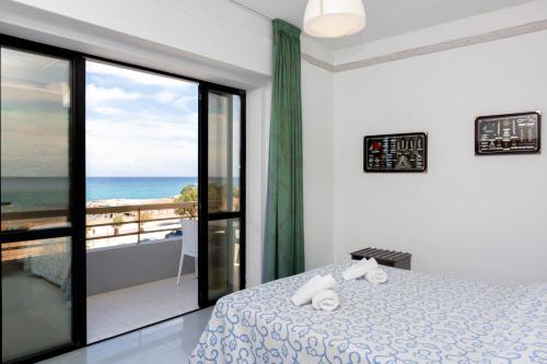 ein Schlafzimmer mit Bett und Meerblick in der Unterkunft Hotel Côte D'Est in San Foca
