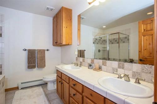 a bathroom with two sinks and a toilet at Townhome 4BR/4BA in Silverthorne in Silverthorne