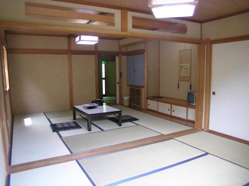 an empty room with a table in the middle at Irorino Yado Sankichi in Izu