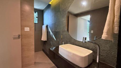 a bathroom with a sink and a mirror at BELA VISTA RESERVAs in Petrópolis