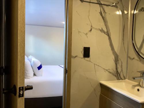 a bathroom with a shower and a toilet and a sink at Paramount Hotel in Bogotá